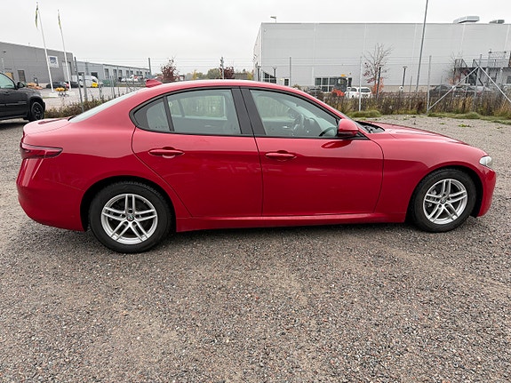 Alfa Romeo Giulia 6 of 12