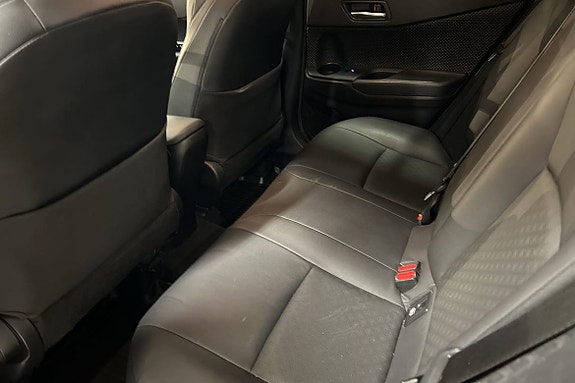 Toyota C-HR 8 of 11