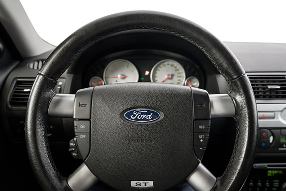 Ford Mondeo 12 of 26
