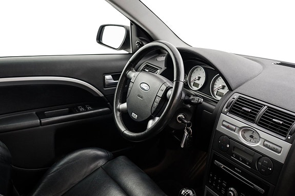 Ford Mondeo 21 of 26