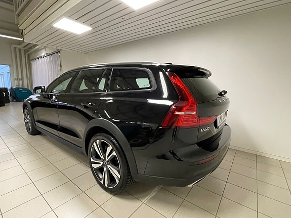 Volvo V60 Cross Country 4 of 9