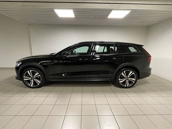 Volvo V60 Cross Country 2 of 9