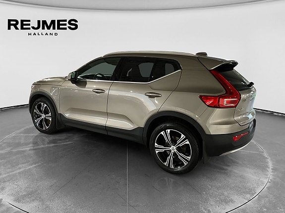 Volvo XC40 2 of 14