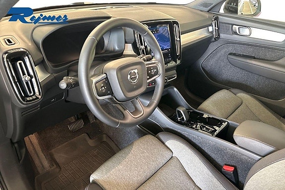 Volvo XC40 8 of 29