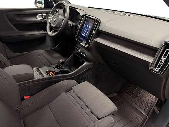 Volvo EX40 13 of 29