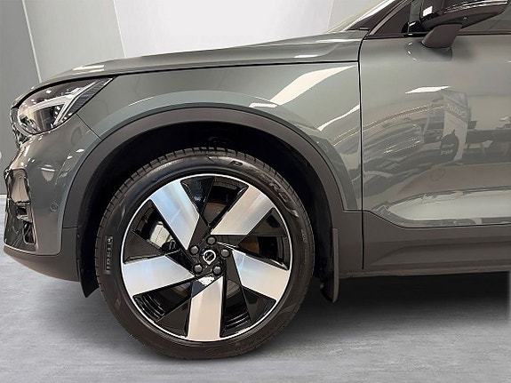 Volvo EX40 8 of 29