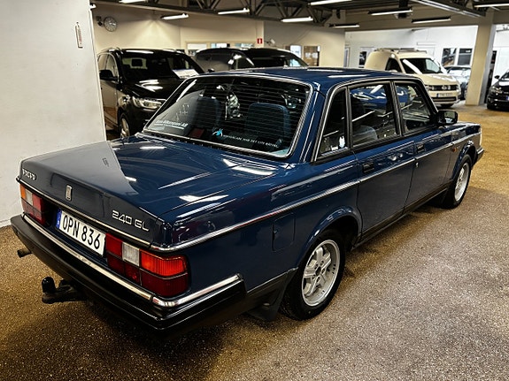 Volvo 244 3 of 8