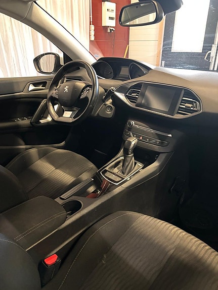 Peugeot 308 SW 6 of 7