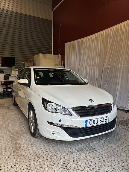 Peugeot 308 SW 2 of 7