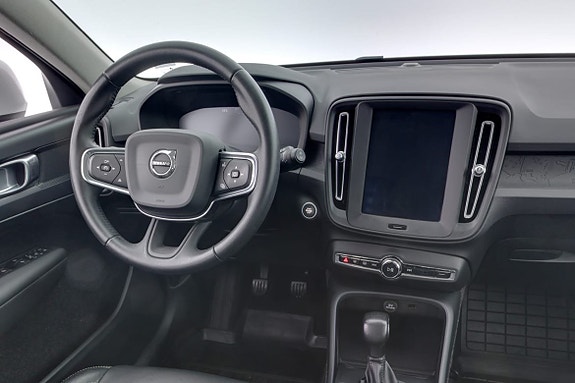 Volvo XC40 8 of 16