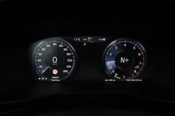 Volvo XC40 12 of 16