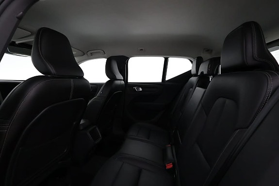 Volvo XC40 10 of 16