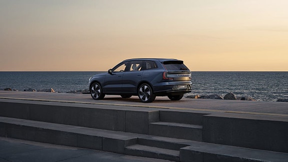 Volvo EX90 6 of 25