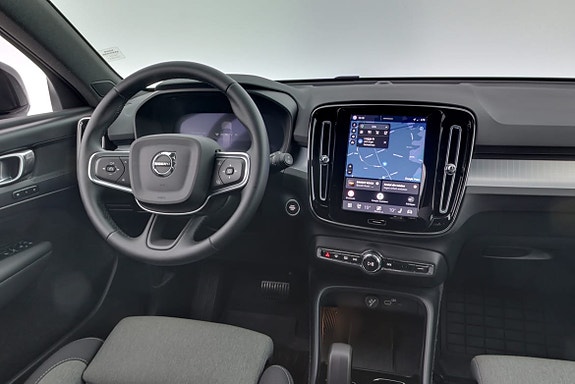Volvo XC40 8 of 16