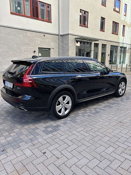 Volvo V60 Cross Country 2 of 7