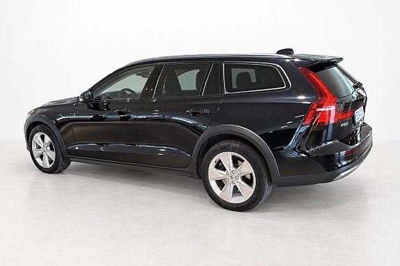 Volvo V60 Cross Country 3 of 16