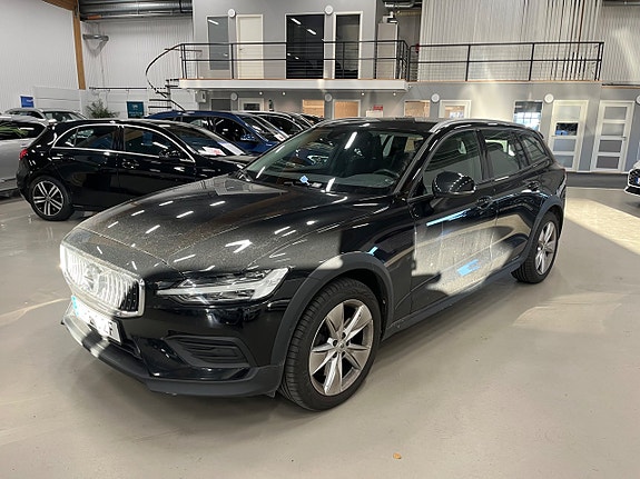 Volvo V60 Cross Country 3 of 8
