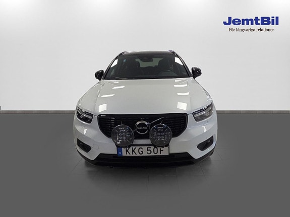 Volvo XC40 2 of 14