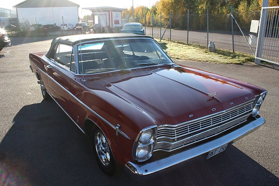 Ford Galaxie 14 of 25