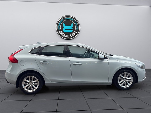 Volvo V40 2 of 23