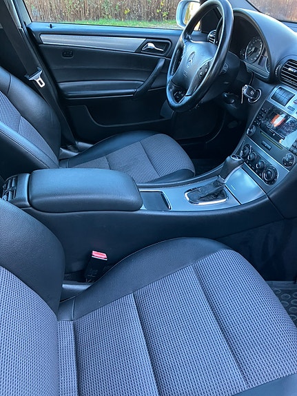 Mercedes-Benz C180 8 of 11