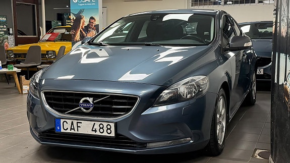 Volvo V40 2 of 19