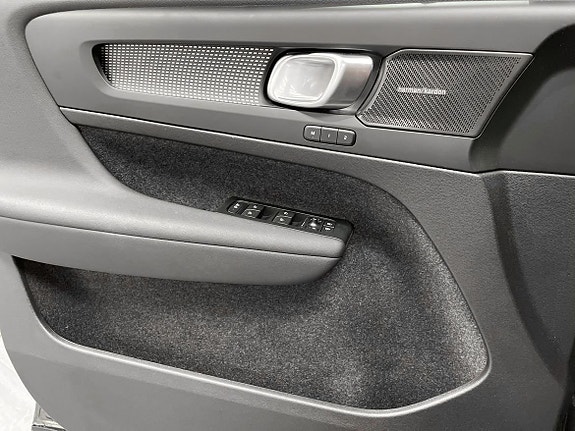 Volvo EX40 12 of 27