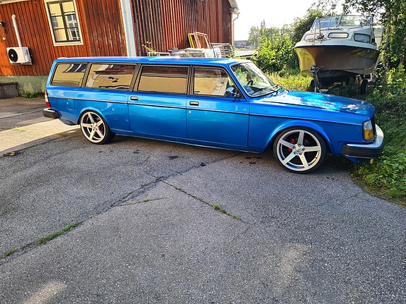 Volvo 245 2 of 3