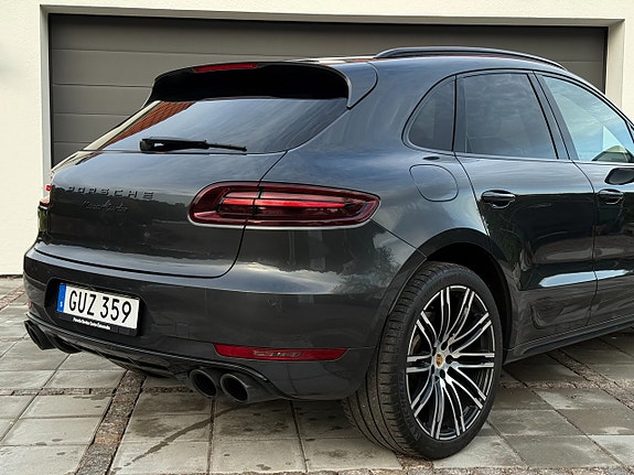 Porsche Macan Turbo 9 of 30