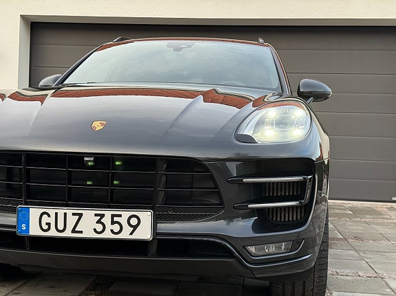 Porsche Macan Turbo 14 of 30