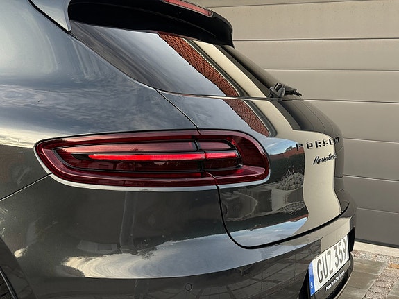 Porsche Macan Turbo 7 of 30