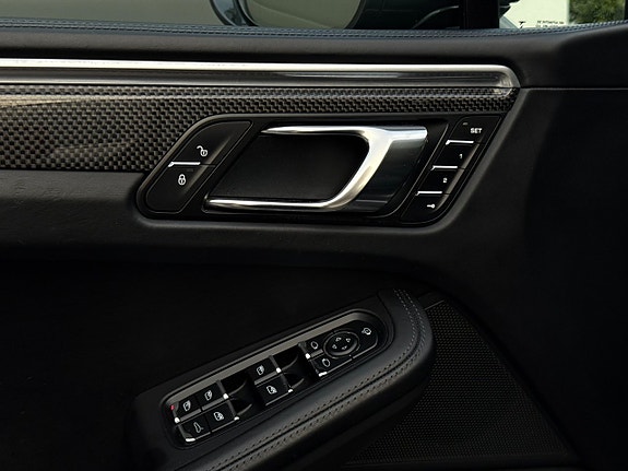Porsche Macan Turbo 28 of 30
