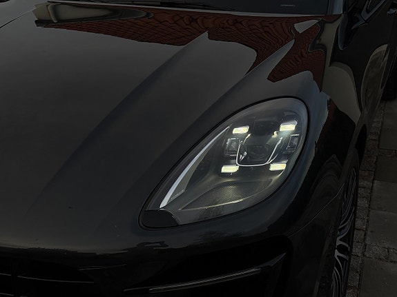 Porsche Macan Turbo 15 of 30