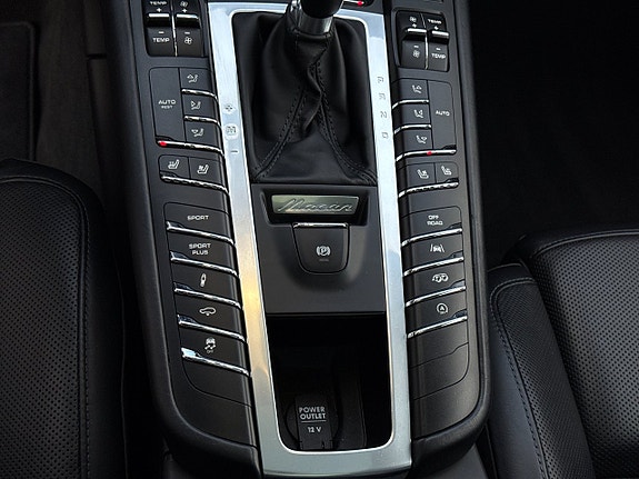 Porsche Macan Turbo 25 of 30