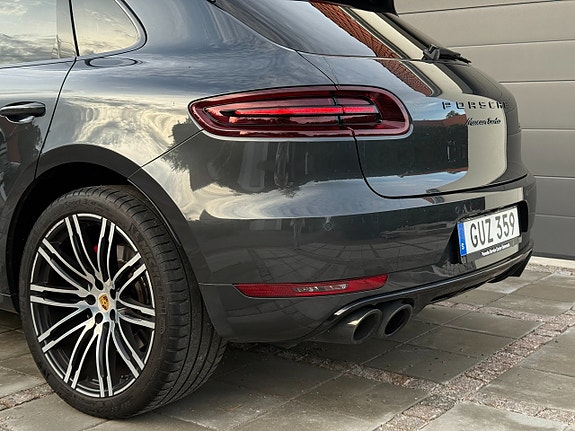 Porsche Macan Turbo 6 of 30