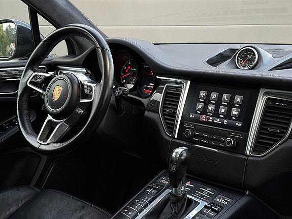 Porsche Macan Turbo 19 of 30