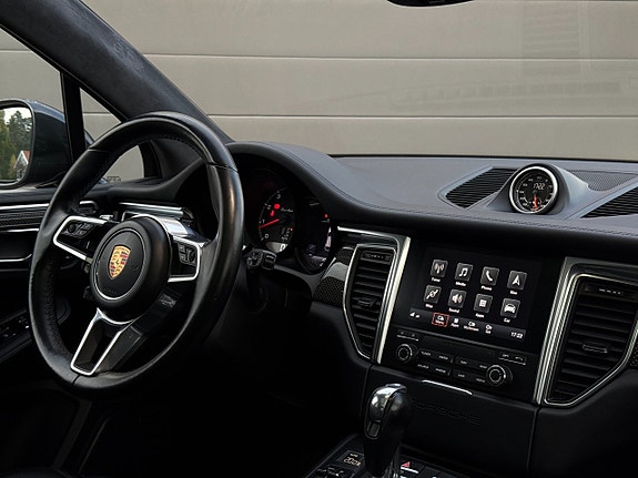 Porsche Macan Turbo 20 of 30