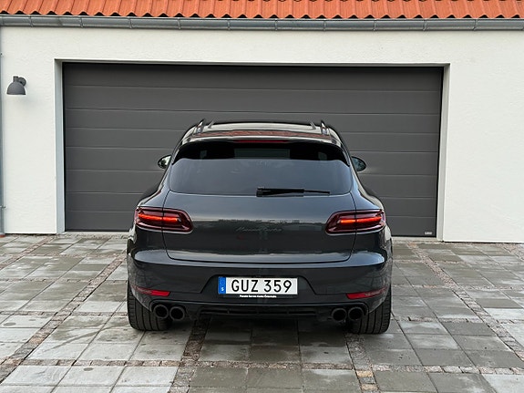 Porsche Macan Turbo 10 of 30