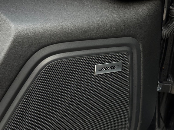 Porsche Macan Turbo 29 of 30