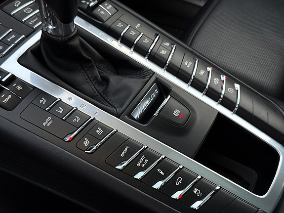 Porsche Macan Turbo 24 of 30