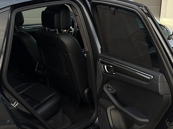 Porsche Macan Turbo 26 of 30