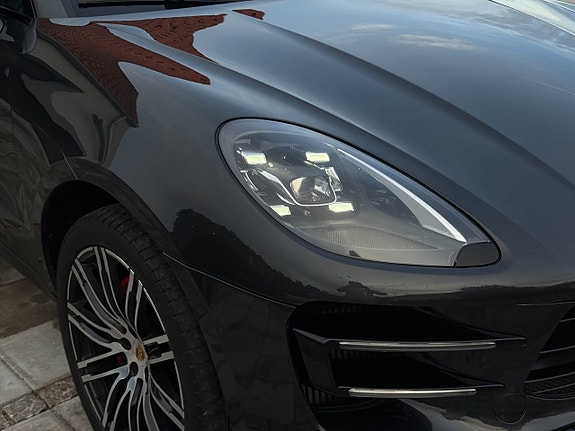 Porsche Macan Turbo 16 of 30