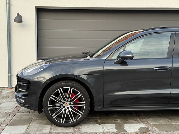 Porsche Macan Turbo 4 of 30