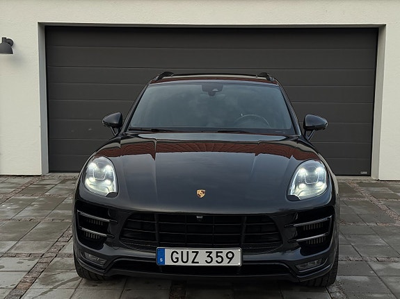 Porsche Macan Turbo 13 of 30
