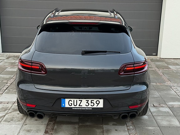 Porsche Macan Turbo 11 of 30
