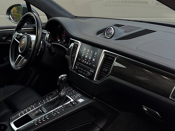 Porsche Macan Turbo 18 of 30