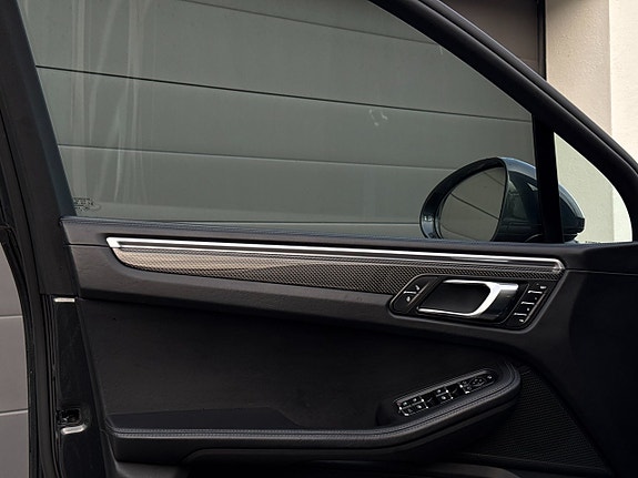 Porsche Macan Turbo 27 of 30