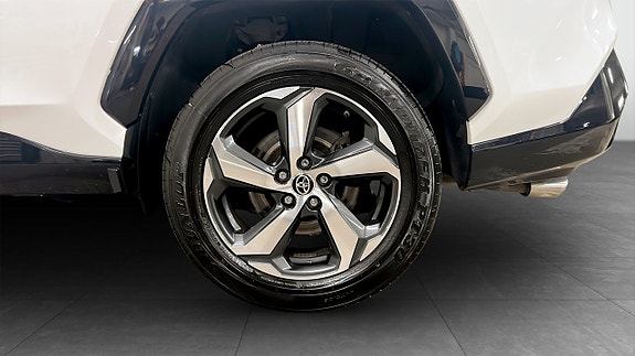 Toyota RAV4 6 of 12