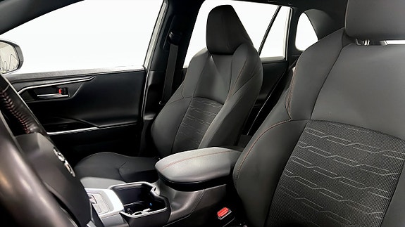 Toyota RAV4 8 of 12
