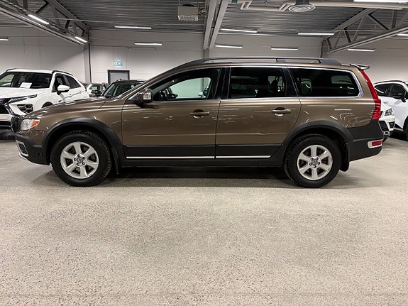 Volvo XC70 2 of 9